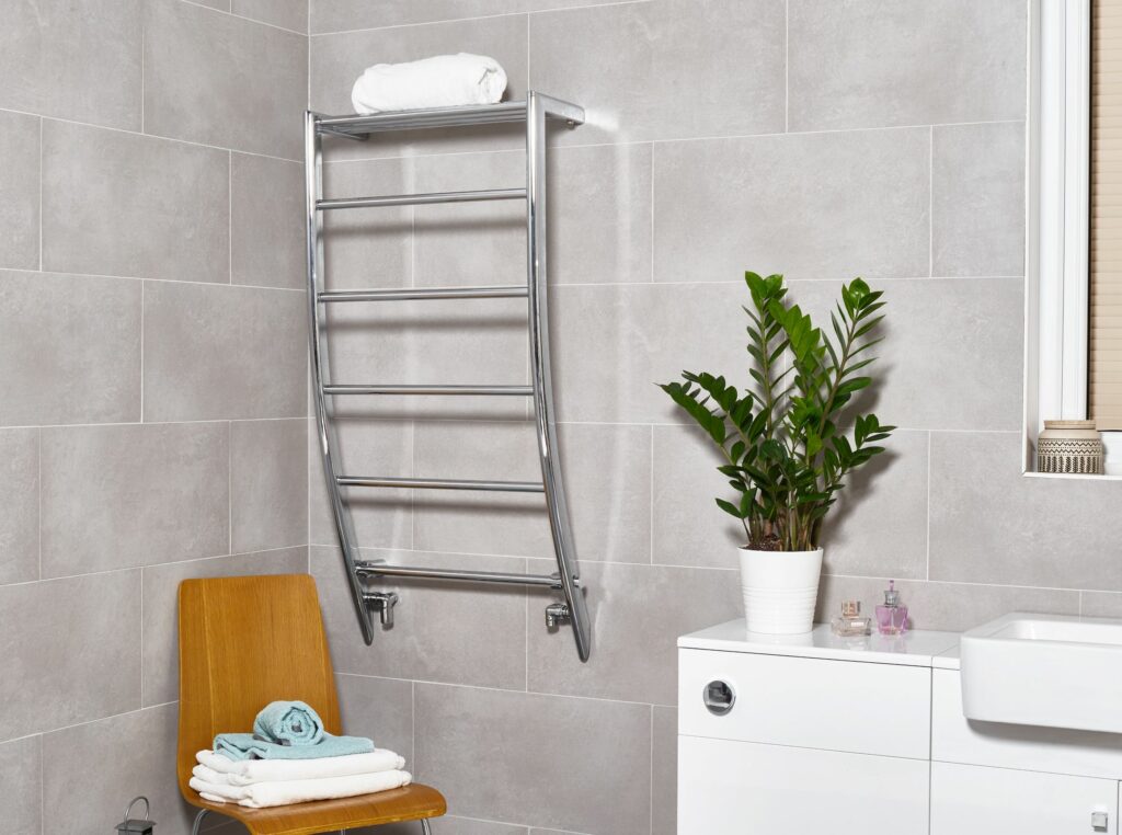 Compact bathroom towel rail radiator